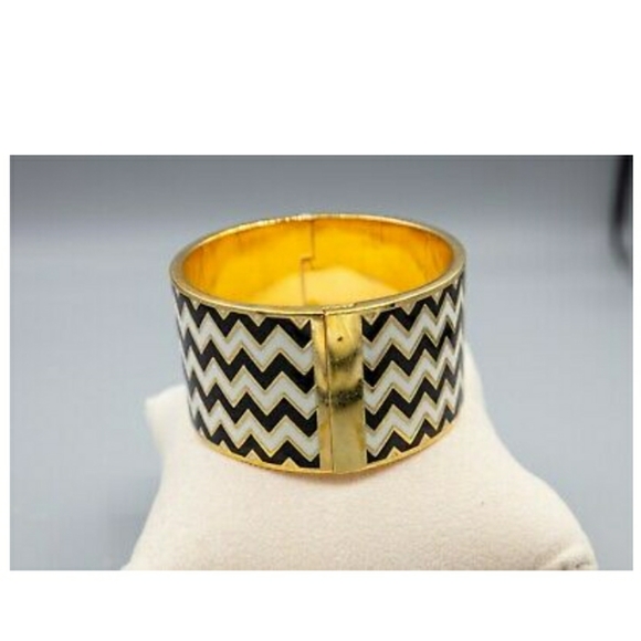 Beautiful Classic Kate Spade Statement Cuff in like New condition 🤍🖤🤍🖤 - Picture 3 of 8